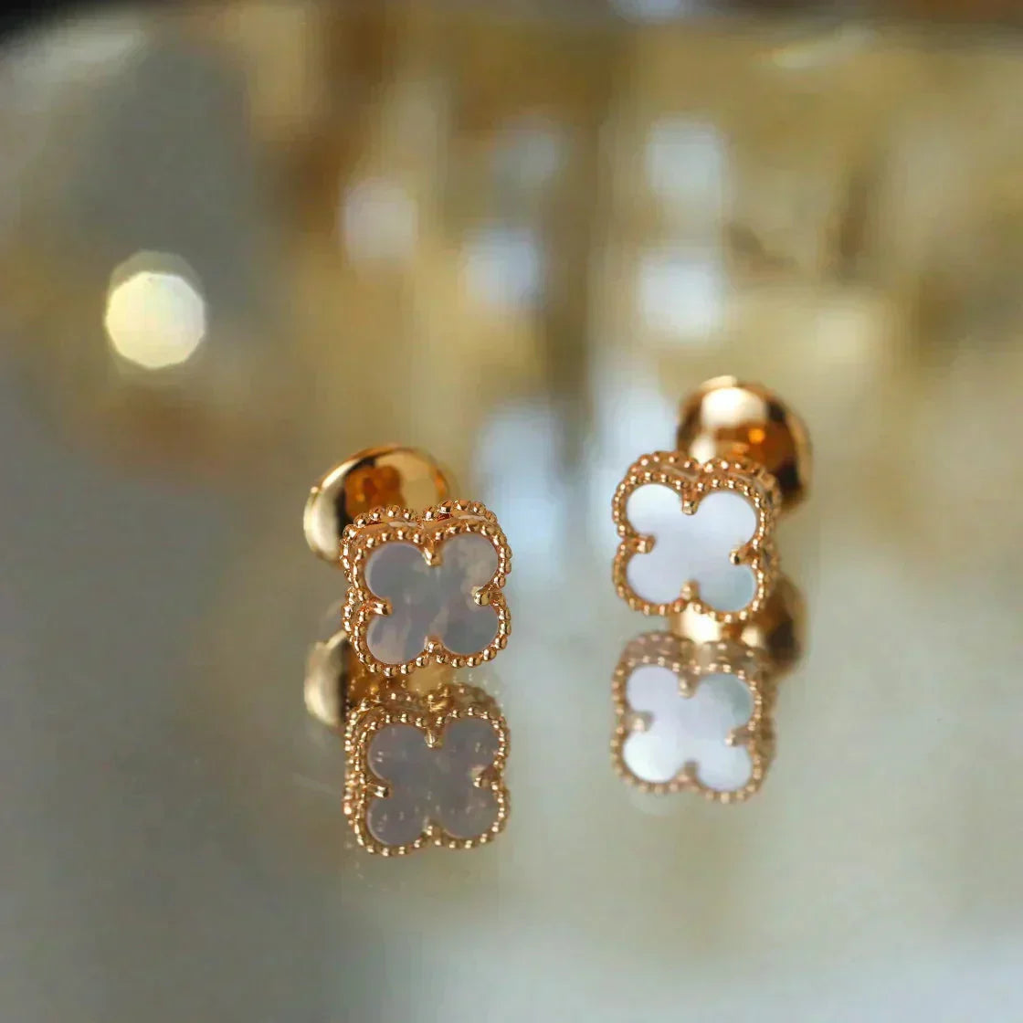 [Lucas Jewelry]CLOVER MINI 9.5MM WHITE MOP EARRINGS