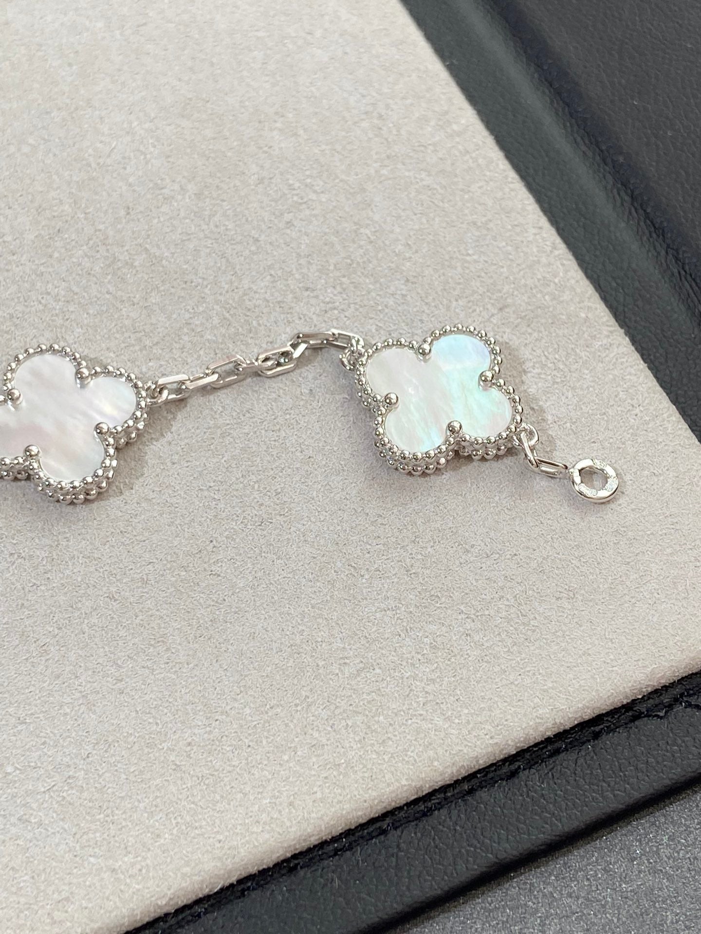 [Lucas Jewelry]CLOVER SILVER MOP 5 MOTIF BRACELET