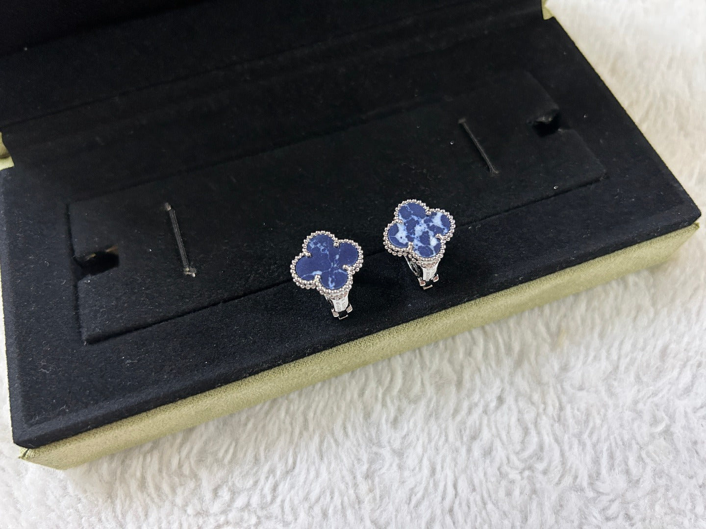 [Lucas Jewelry]CLOVER PIETERSITE MEDIUM STUD EARRINGS