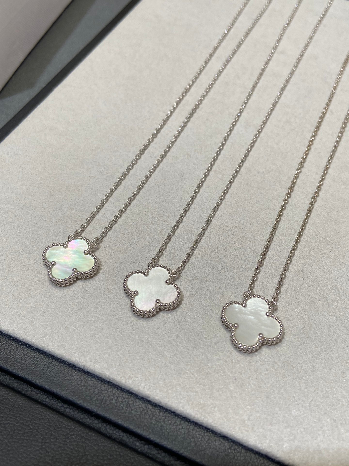 [Lucas Jewelry]CLOVER MEDIUM SILVER WHITE MOP NECKLACE