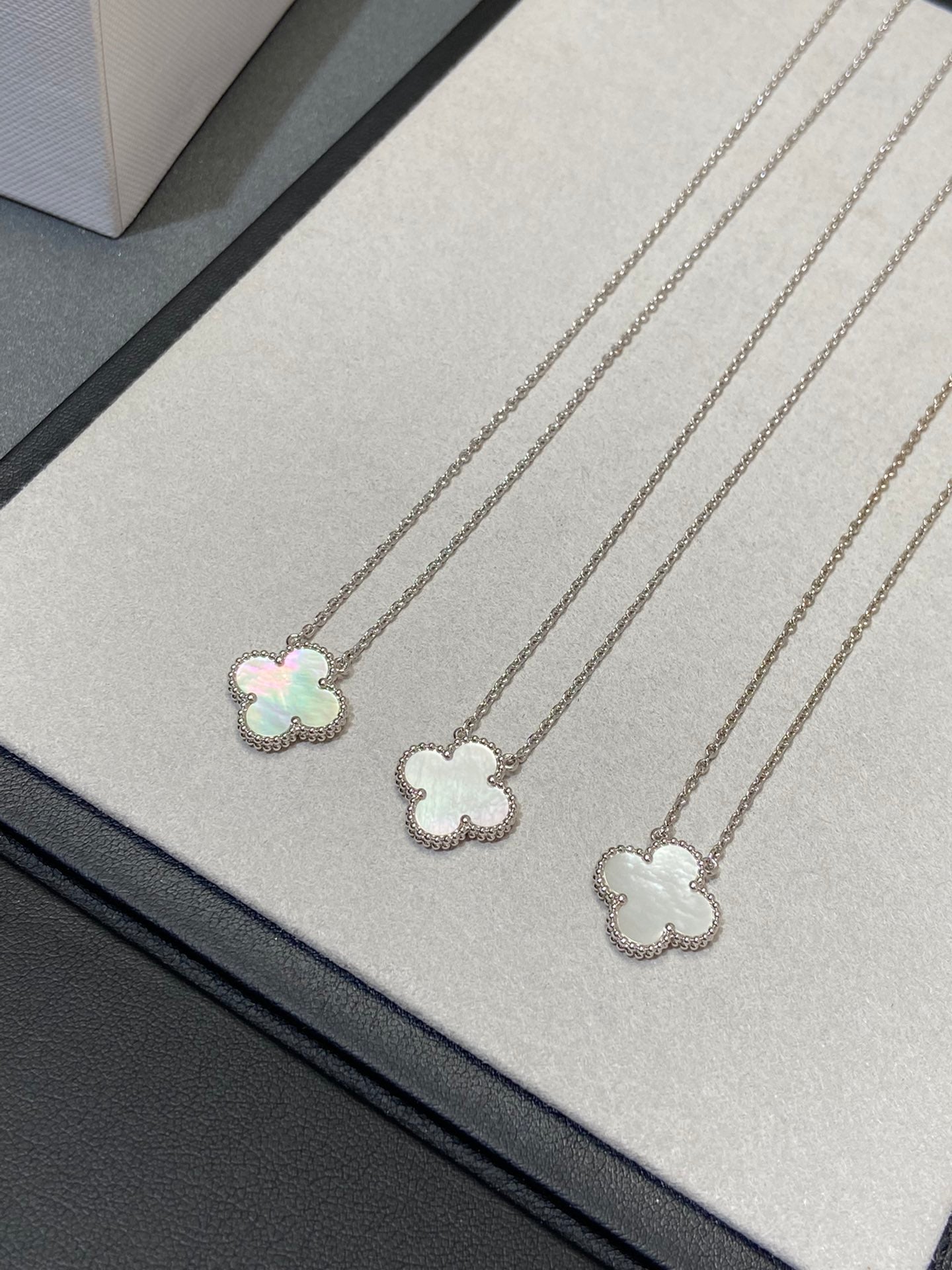 [Lucas Jewelry]CLOVER MEDIUM SILVER WHITE MOP NECKLACE