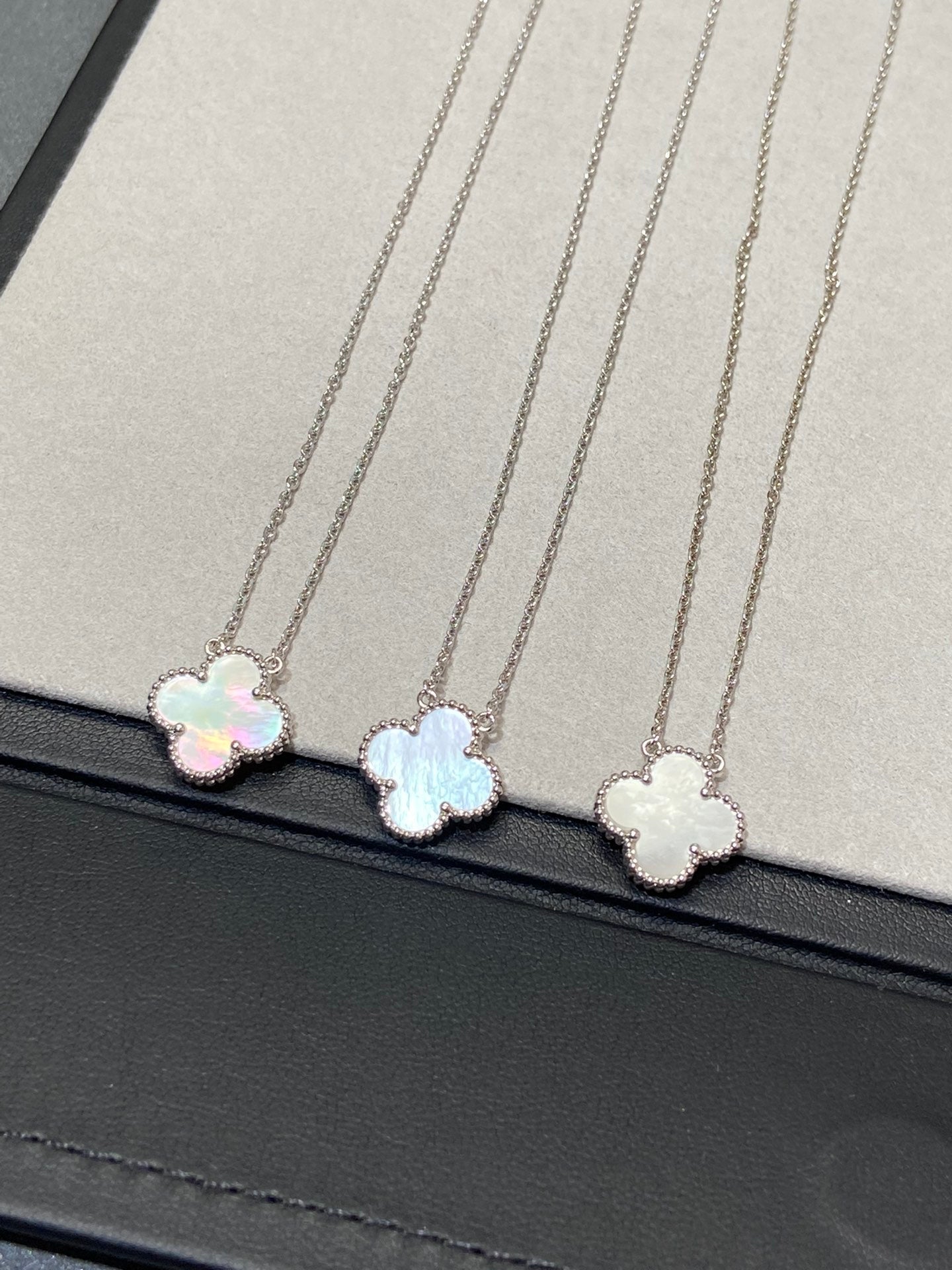 [Lucas Jewelry]CLOVER MEDIUM SILVER WHITE MOP NECKLACE