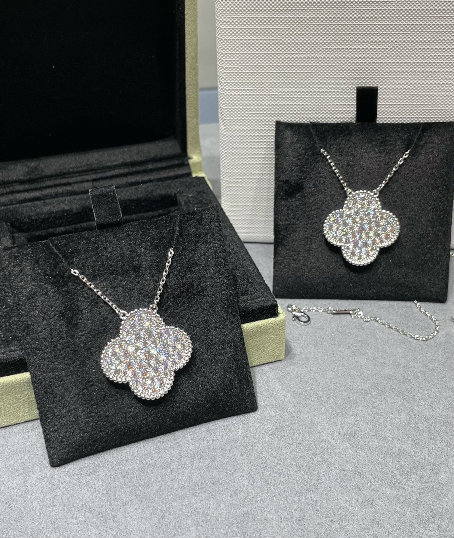 [Lucas Jewelry]CLOVER 25MM LARGE PENDANT DIAMOND PAVED SILVER NECKLACE