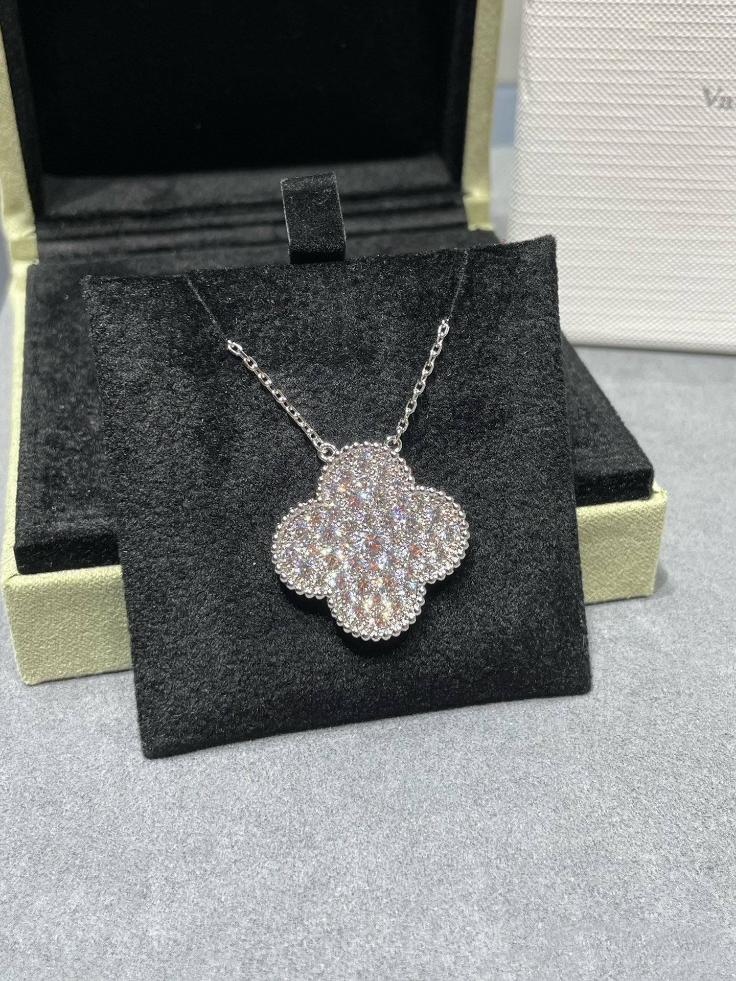 [Lucas Jewelry]CLOVER 25MM LARGE PENDANT DIAMOND PAVED SILVER NECKLACE