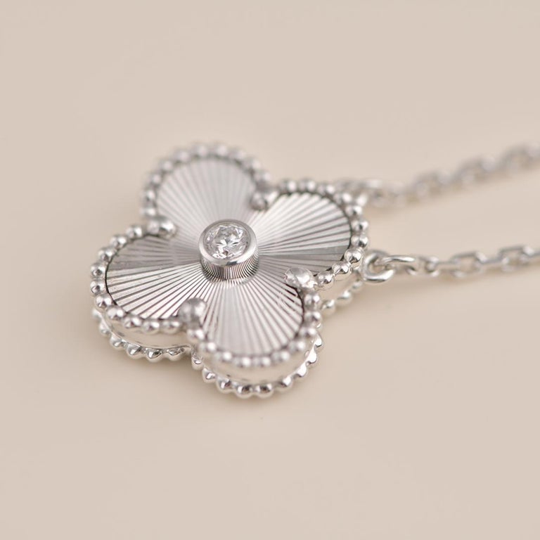 [Lucas Jewelry]CLOVER  15MM DIAMOND LASER NECKLACE SILVER