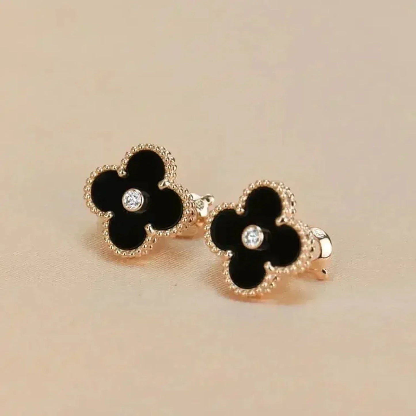 [Lucas Jewelry]CLOVER MEDIUM 1 MOTIFS ONYX DIAMOND EARRINGS