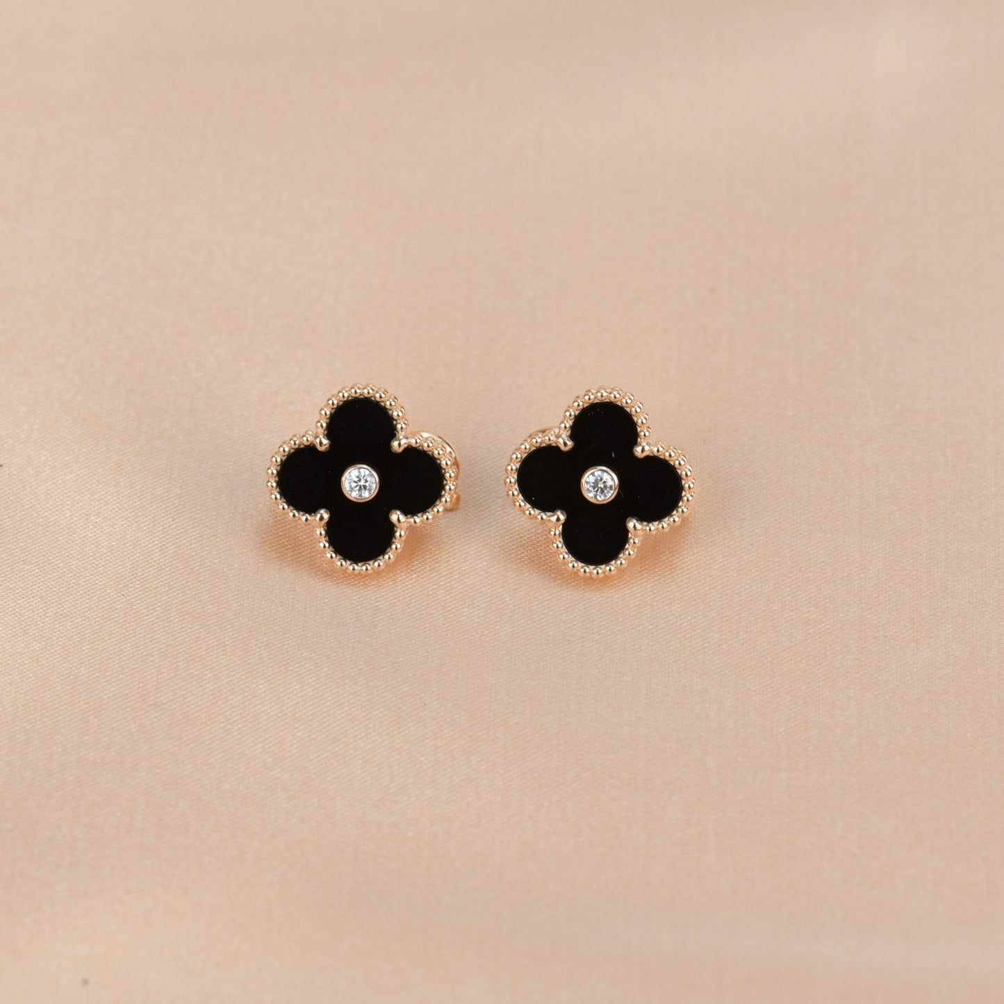 [Lucas Jewelry]CLOVER MEDIUM 1 MOTIFS ONYX DIAMOND EARRINGS