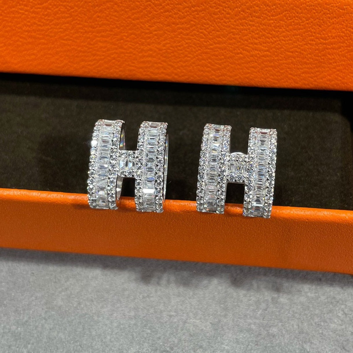 [Lucas Jewelry]H STUD EARRINGS WITH SILVER DIAMONDS