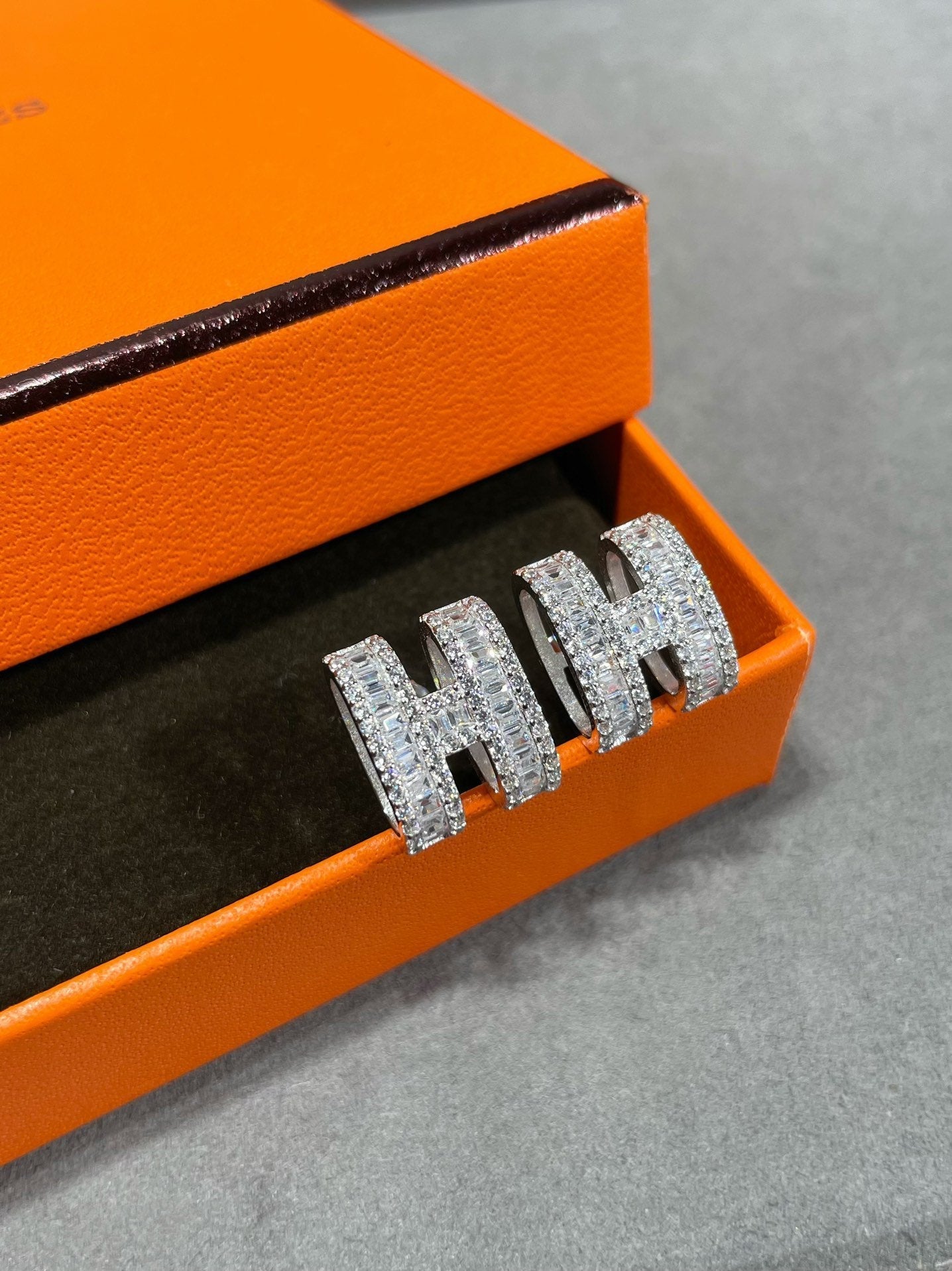 [Lucas Jewelry]H STUD EARRINGS WITH SILVER DIAMONDS