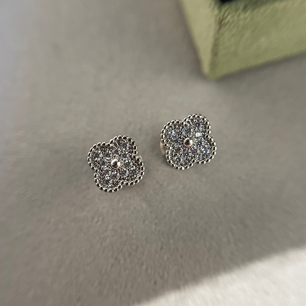 [Lucas Jewelry]CLOVER MINI DIAMOND STUD EARRINGS